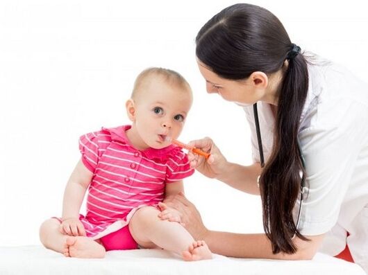 il bambino prende medicine per i parassiti